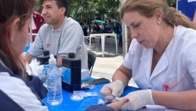 Equipo de salud realizando pruebas gratuitas de VIH en un Centro de Participación Comunal de Córdoba