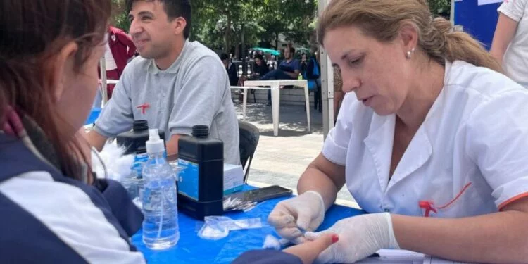 Equipo de salud realizando pruebas gratuitas de VIH en un Centro de Participación Comunal de Córdoba