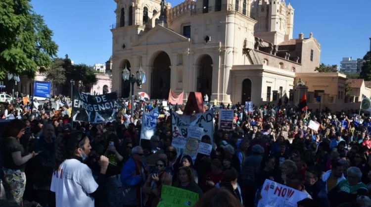 Manifestación en Plaza San Martín, Córdoba, exigiendo la prórroga de la Emergencia en Discapacidad