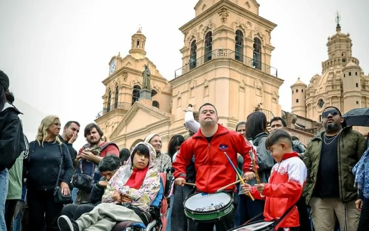 Manifestación en Plaza San Martín, Córdoba, por la prórroga de la ley de emergencia en discapacidad