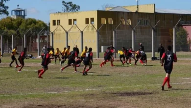 Jugadores internos compitiendo en el campo de rugby del penal de Bouwer, Córdoba