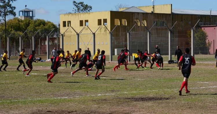 Jugadores internos compitiendo en el campo de rugby del penal de Bouwer, Córdoba