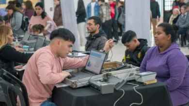 Móvil del Megaoperativo La Muni Con Vos atendiendo a vecinos en el barrio Yofre H, Córdoba