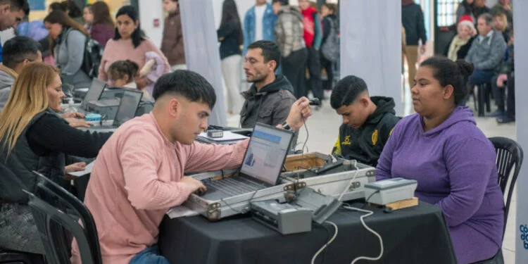 Móvil del Megaoperativo La Muni Con Vos atendiendo a vecinos en el barrio Yofre H, Córdoba