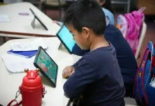 Estudiantes cordobeses participando en la Olimpiada Matific LATAM en aulas equipadas con tablets