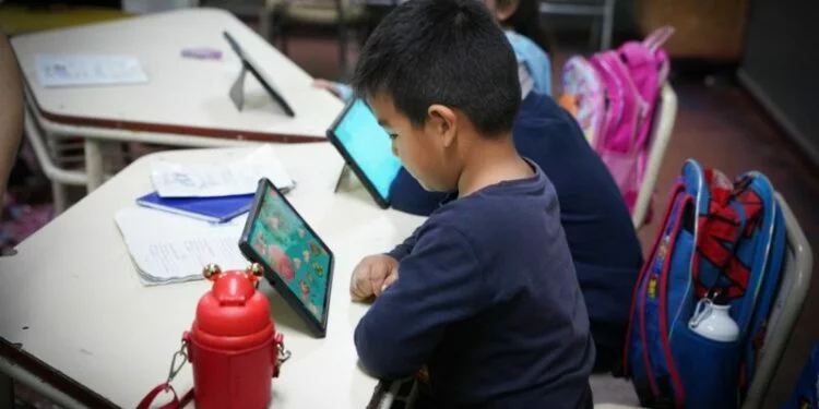 Estudiantes cordobeses participando en la Olimpiada Matific LATAM en aulas equipadas con tablets