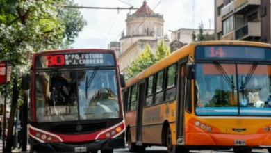 Colectivo detenido en la avenida principal de Córdoba durante la asamblea de UTA