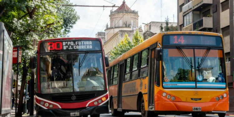 Colectivo detenido en la avenida principal de Córdoba durante la asamblea de UTA