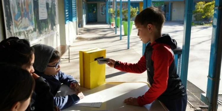 Niños y niñas de escuelas municipales de Córdoba participando en una sesión del Parlamento Infantil