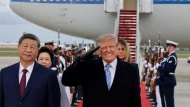Donald Trump y Xi Jinping estrechando manos frente a la Casa Blanca