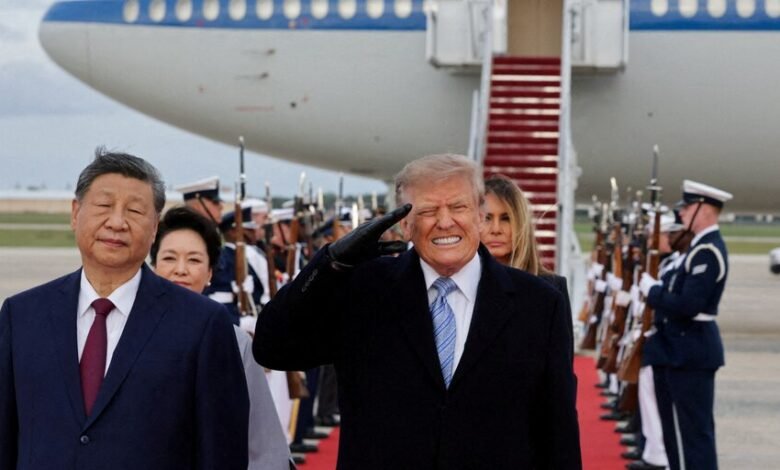 Donald Trump y Xi Jinping estrechando manos frente a la Casa Blanca