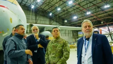 Instalaciones de la Fábrica Argentina de Aviones (FAdeA) en Córdoba durante la visita del ministro de Defensa Carlos Alberto Presti