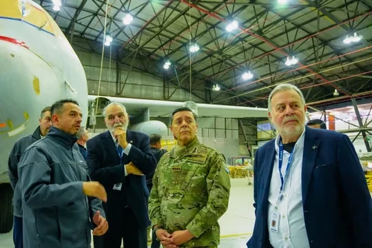 Instalaciones de la Fábrica Argentina de Aviones (FAdeA) en Córdoba durante la visita del ministro de Defensa Carlos Alberto Presti