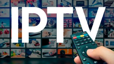 Pantalla de móvil con una app de IPTV pirata que muestra fútbol y oculta software malicioso