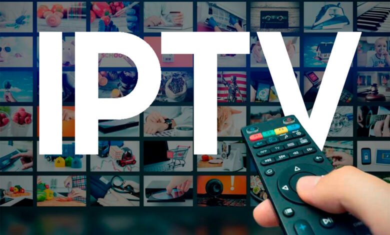 Pantalla de móvil con una app de IPTV pirata que muestra fútbol y oculta software malicioso