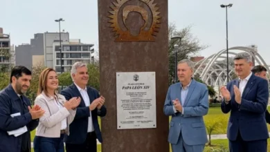 Vista panorámica del Parque León XIV con árboles nativos y el Centro Cívico al fondo