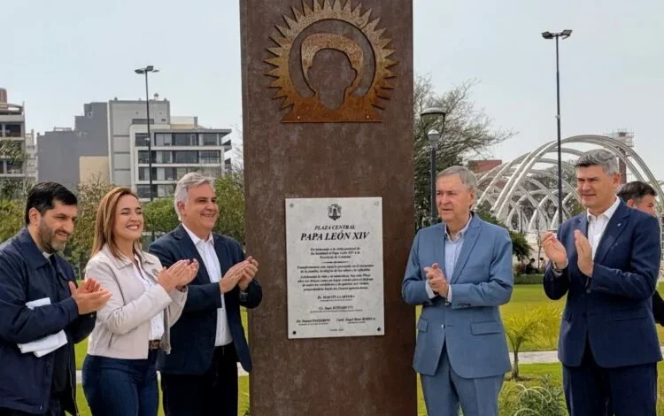 Vista panorámica del Parque León XIV con árboles nativos y el Centro Cívico al fondo