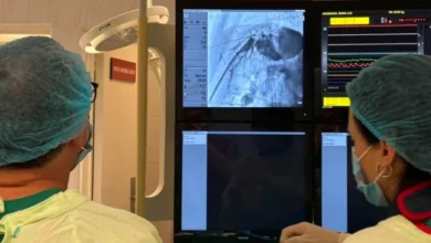 Niña de dos años recibiendo una derivación biliar percutánea en el Hospital Córdoba, rodeada de médicos