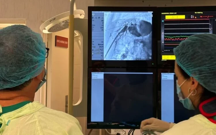 Niña de dos años recibiendo una derivación biliar percutánea en el Hospital Córdoba, rodeada de médicos