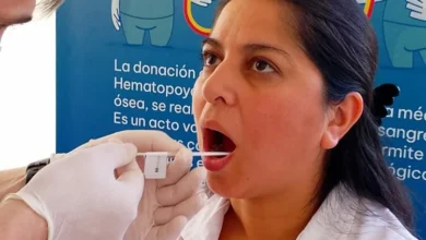 Personal del ECODAIC realizando hisopado bucal a un donante en la sede de Güemes, Córdoba