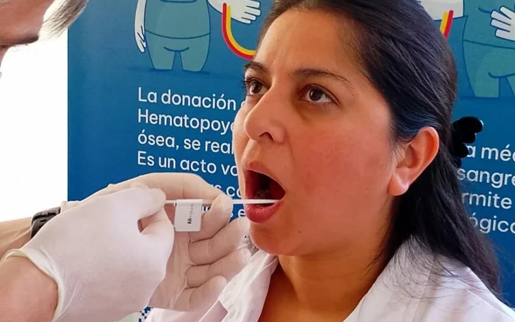 Personal del ECODAIC realizando hisopado bucal a un donante en la sede de Güemes, Córdoba