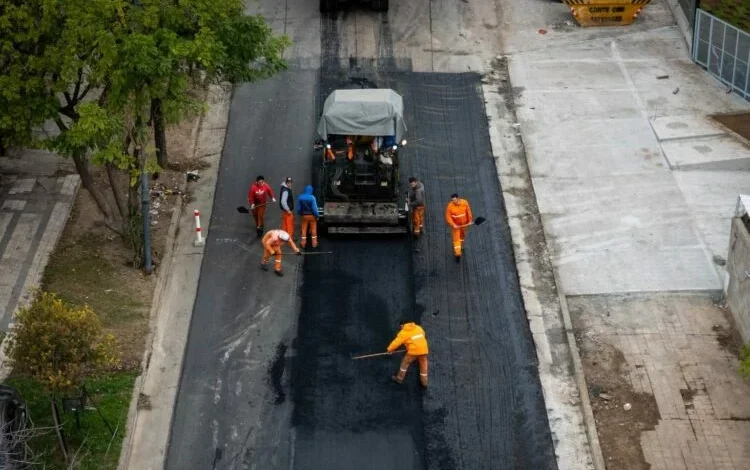 Obra de repavimentación nocturna en la avenida General Paz, Córdoba