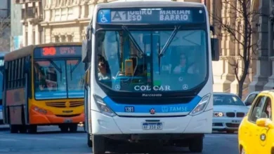Colectivo urbano circulando en la ciudad de Córdoba durante la negociación salarial de la UTA
