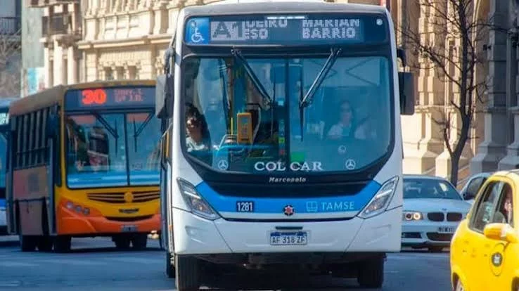 Colectivo urbano circulando en la ciudad de Córdoba durante la negociación salarial de la UTA