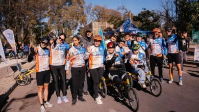 Participantes de la primera experiencia de ciclismo urbano adaptado en el Parque Sarmiento, Córdoba