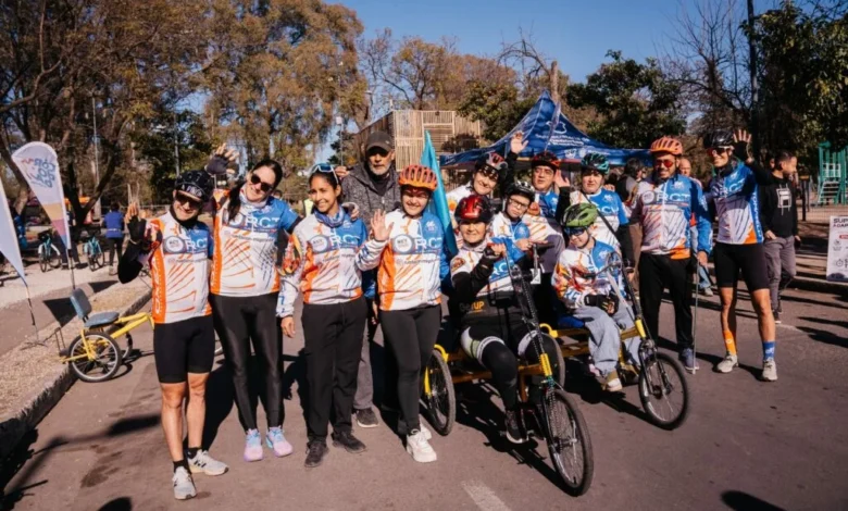 Participantes de la primera experiencia de ciclismo urbano adaptado en el Parque Sarmiento, Córdoba