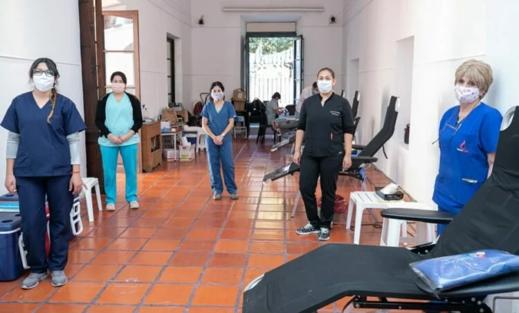 Donantes entregando sangre y médula ósea en el Cabildo Histórico de Córdoba durante la jornada solidaria