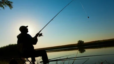 Vista aérea de un embalse cordobés con pescadores en la orilla
