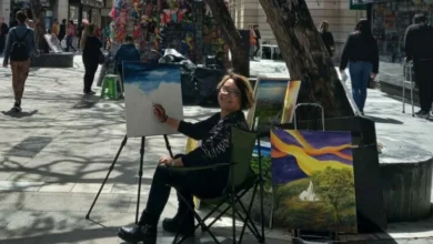 Esther Arrúa pintando en el cantero del Paseo de las Flores, Córdoba