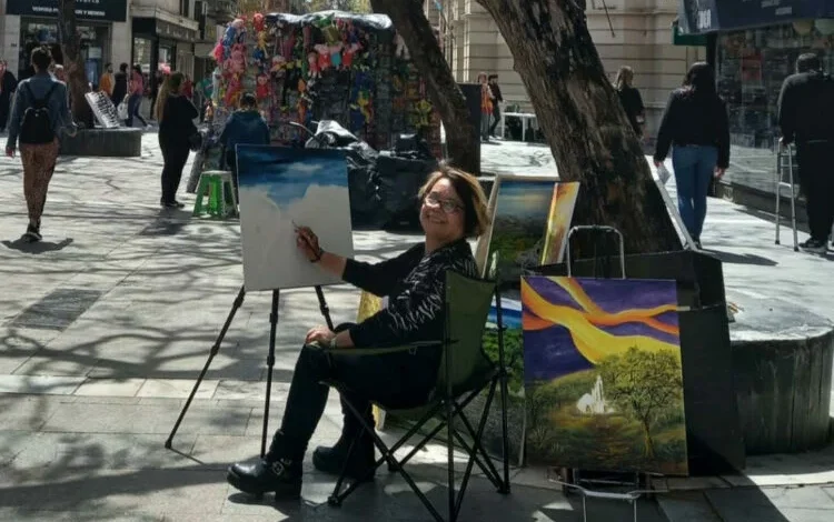 Esther Arrúa pintando en el cantero del Paseo de las Flores, Córdoba