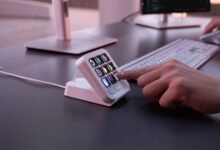 MX Keypad de Logitech sobre escritorio, con teclas programables