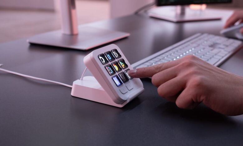 MX Keypad de Logitech sobre escritorio, con teclas programables