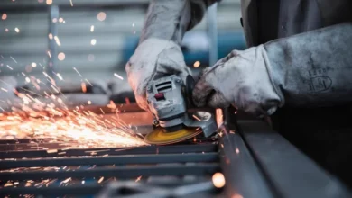Planta metalúrgica de Córdoba con maquinaria parada y empleados observando la línea de producción
