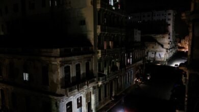 Calle oscura en La Habana durante el apagón nacional de 2026