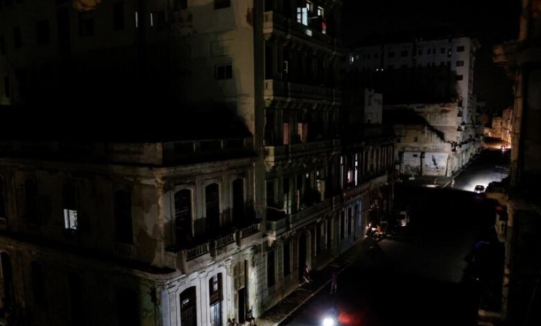 Calle oscura en La Habana durante el apagón nacional de 2026