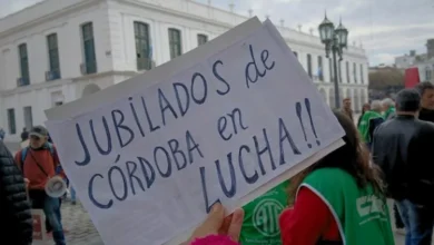 Manifestantes con pancartas frente a la sede de PAMI en Plaza San Martín, Córdoba, durante la marcha del 23 de septiembre.