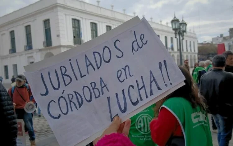 Manifestantes con pancartas frente a la sede de PAMI en Plaza San Martín, Córdoba, durante la marcha del 23 de septiembre.