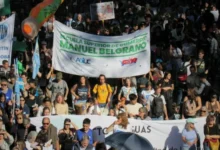Docentes en paro frente a los colegios preuniversitarios Belgrano y Monserrat en Córdoba