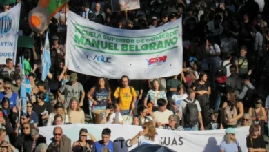 Docentes en paro frente a los colegios preuniversitarios Belgrano y Monserrat en Córdoba