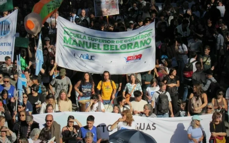 Docentes en paro frente a los colegios preuniversitarios Belgrano y Monserrat en Córdoba