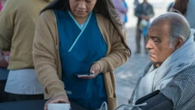 Voluntarios de la Municipalidad de Córdoba realizan mediciones de presión arterial durante la Semana del Corazón