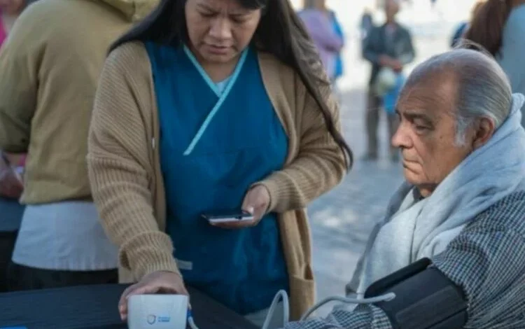 Voluntarios de la Municipalidad de Córdoba realizan mediciones de presión arterial durante la Semana del Corazón