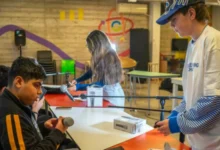 Interior de una Tecnoteca CREA con jóvenes usando notebooks y una impresora 3D