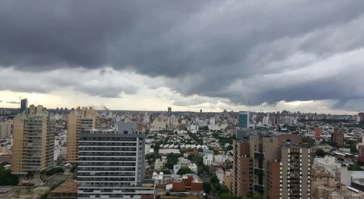 Cielo nublado sobre la ciudad de Córdoba antes de la tormenta de fin de semana