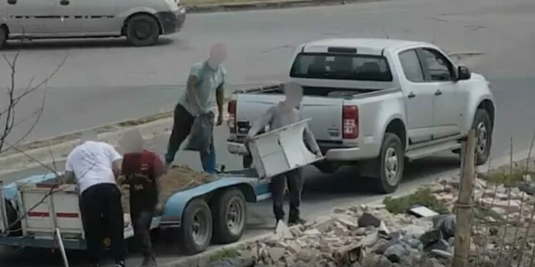 Policía confisca camioneta con basura en la intersección Roque Arias y García Martínez, Córdoba