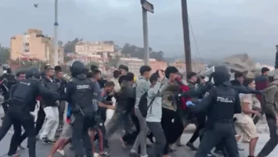 Migrantes en fila frente al nuevo campamento del puerto de Ceuta